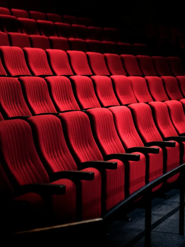Poltronas de cinema representando descontos em lazer para associados RB Protege.